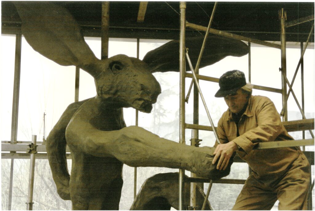 Barry Flanagan sculpting ‘Nijinski Hare‘ in clay, October 1996